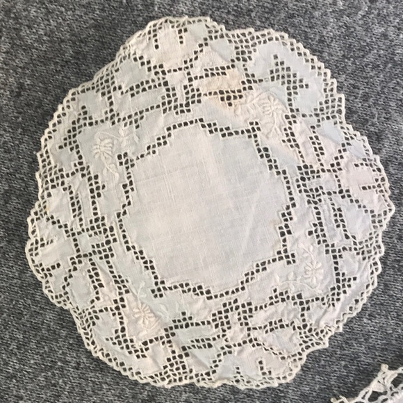Two crochet doilies - Picture 6 of 7